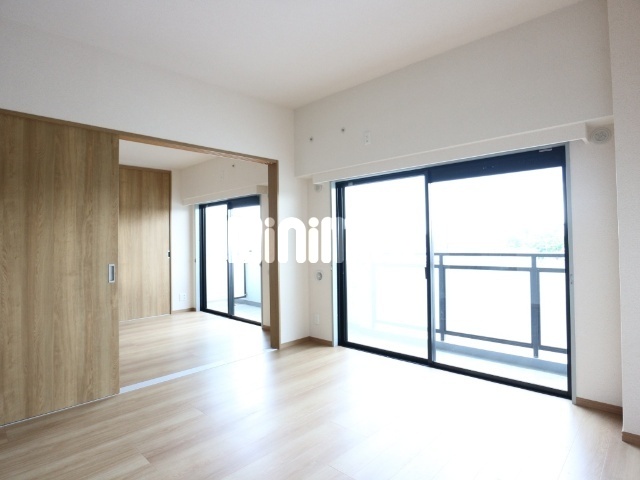 居室・リビング　別号室参考写真です