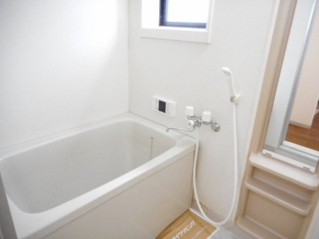 バス・シャワールーム　追い焚き給湯機能付き浴室（小窓付）