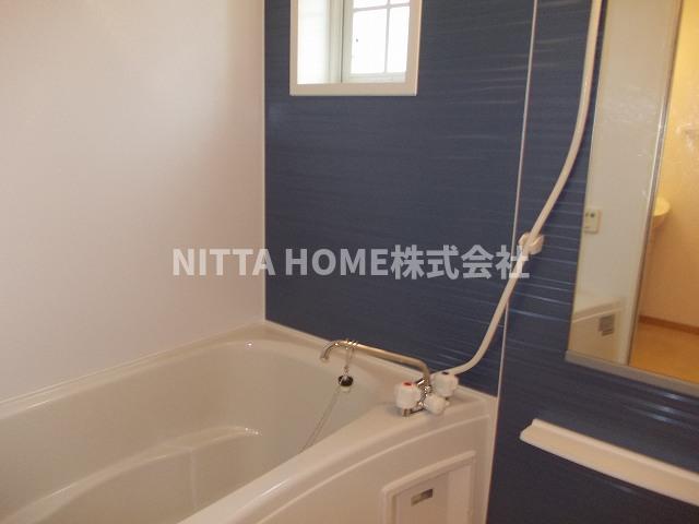 バス・シャワールーム　浴室に小窓有り◎追炊きや浴室乾燥も完備◎