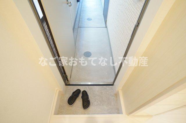 玄関　※写真は別号室