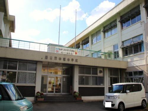 中学校　勝山中部中学校（中学校）まで500m