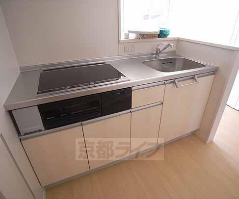 キッチン　３口コンロのシステムキッチン。