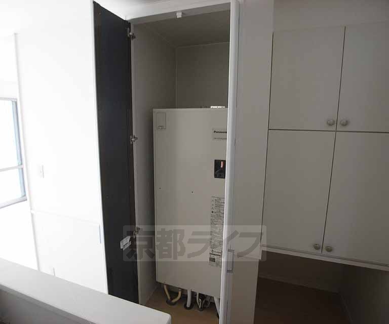 その他部屋・スペース　電気給湯器が隠れています。