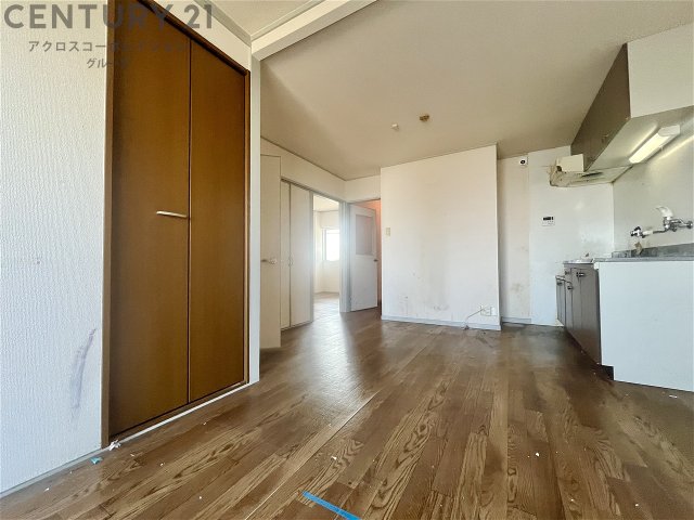 居室・リビング　床が落ち着いた色合いで綺麗です♪