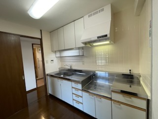 キッチン　ゆとりあるキッチンでお料理をお楽しみください