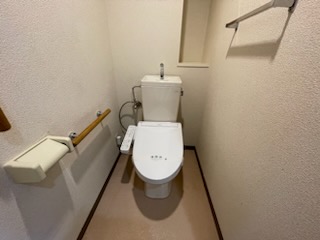 トイレ　ウォシュレット付きの落ち着いた色調のトイレです
