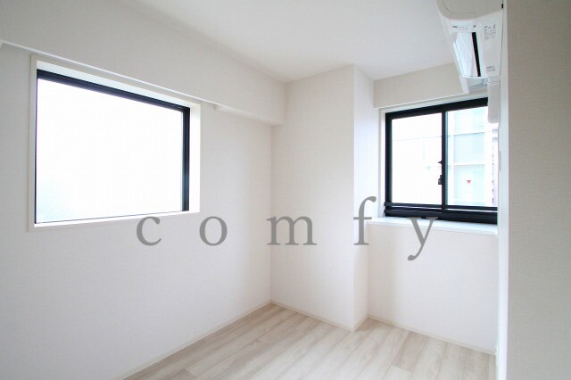 その他部屋・スペース　二面採光の洋室