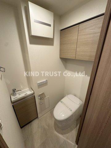 トイレ　落ち着いた色調のトイレです