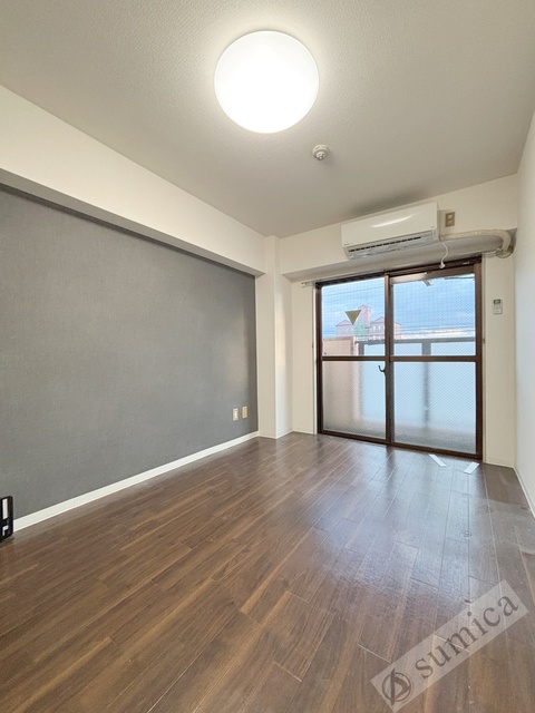 バルコニー　内装は落ち着いています。おおきな窓で明るさを演出。