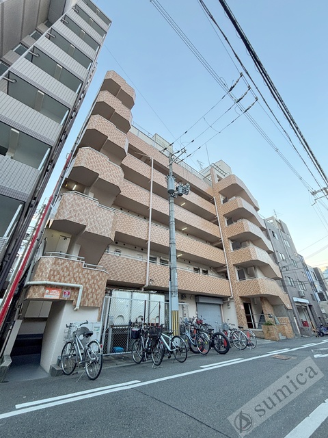 建物外観　落ち着いたエントランス。マンションを演出します。