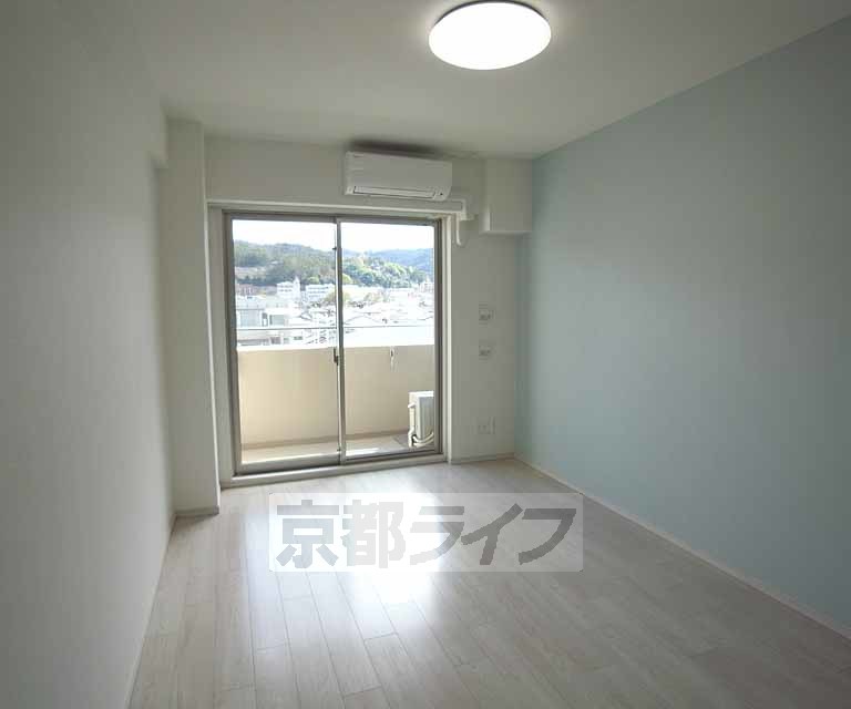 居室・リビング　綺麗な自然に近いアクセントクロスが雰囲気を明るくします