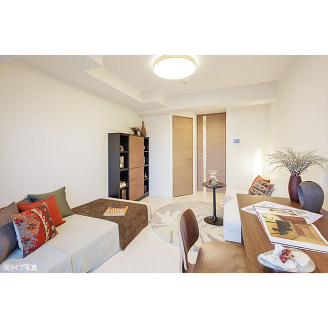 居室・リビング　モデルルームにつき家具・調度品等は賃料共益費に含まれません
