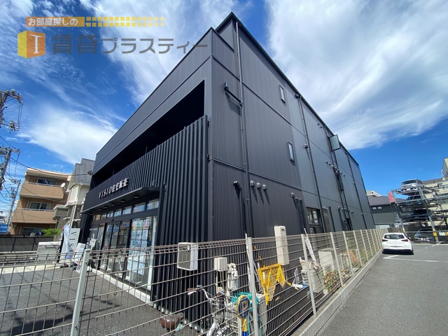 建物外観　落ち着いたカラーリングの外観。