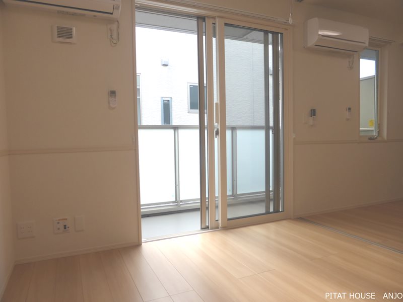 居室・リビング　同物件別部屋