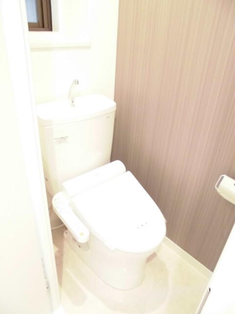 トイレ　温水洗浄便座付き。窓あります。