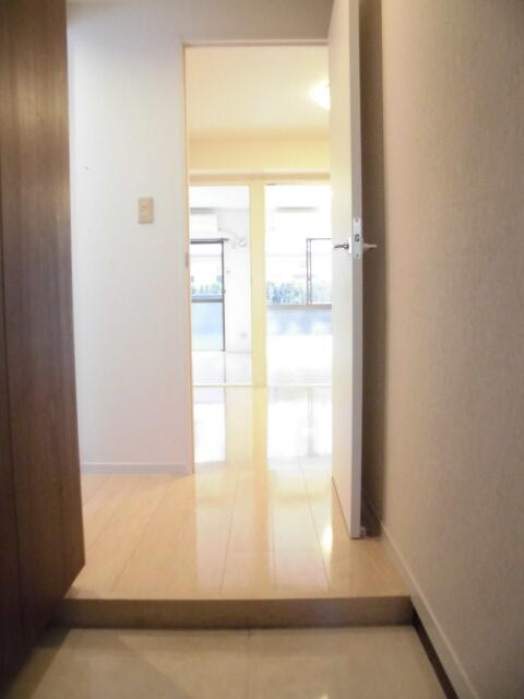 その他部屋・スペース　玄関よりＤＫ，居室方向。