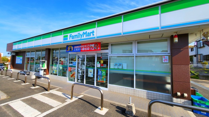 コンビニ　ファミリーマート（コンビニ）まで742m