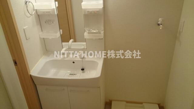 洗面設備　シャワー付きの洗面台朝の準備も楽々です♪