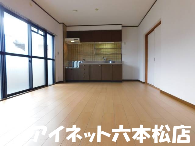 居室・リビング　家具の配置に困らないリビングですね