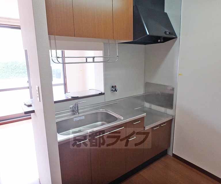 キッチン　壁に向かわず炊事ができます