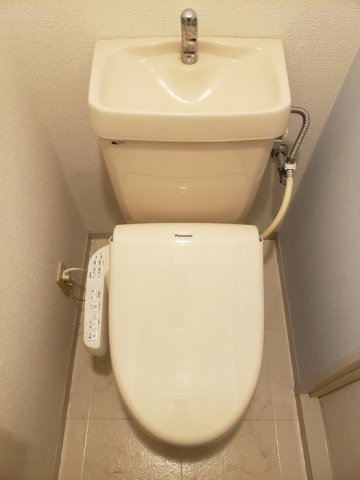 トイレ　温水洗浄便座機能付きのトイレです♪