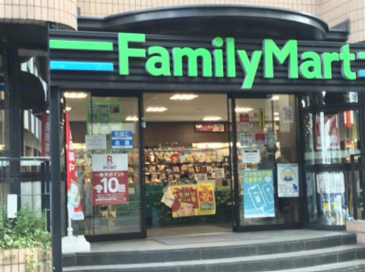 コンビニ　ファミリーマート南青山四丁目店（コンビニ）まで50m