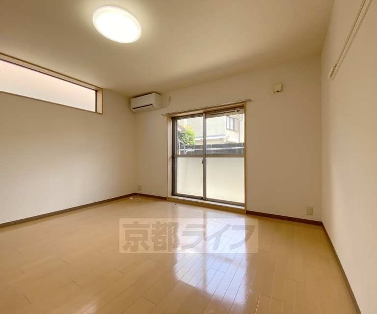 居室・リビング　広々とした９．２帖の洋室です。全４戸の全室角部屋です。