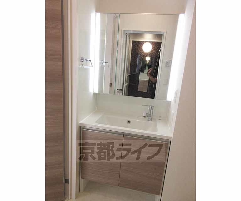 洗面設備　大きな独立洗面台・