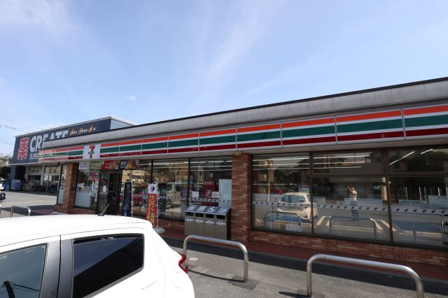コンビニ　セブンイレブン（コンビニ）まで750m