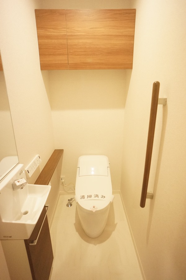 トイレ　温水洗浄便座仕様！手洗い洗面・上部棚・タオル掛けあります！