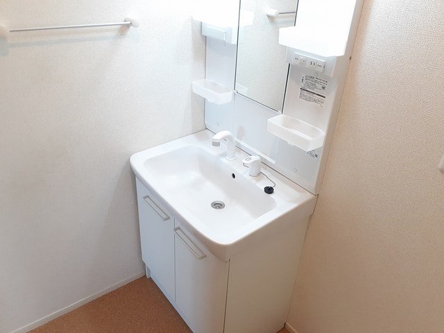 洗面設備　明るい洗面所です