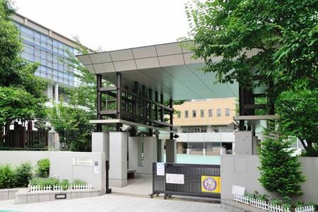 小学校　千代田区立麹町小学校（小学校）まで313m