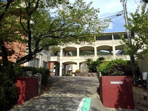 小学校　坂出市立川津小学校（小学校）まで1100m