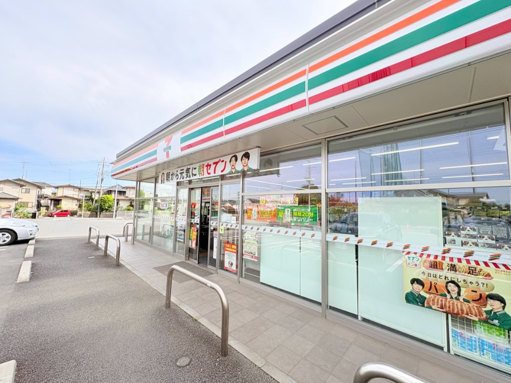 コンビニ　セブン-イレブン四街道吉岡南店（コンビニ）まで747m