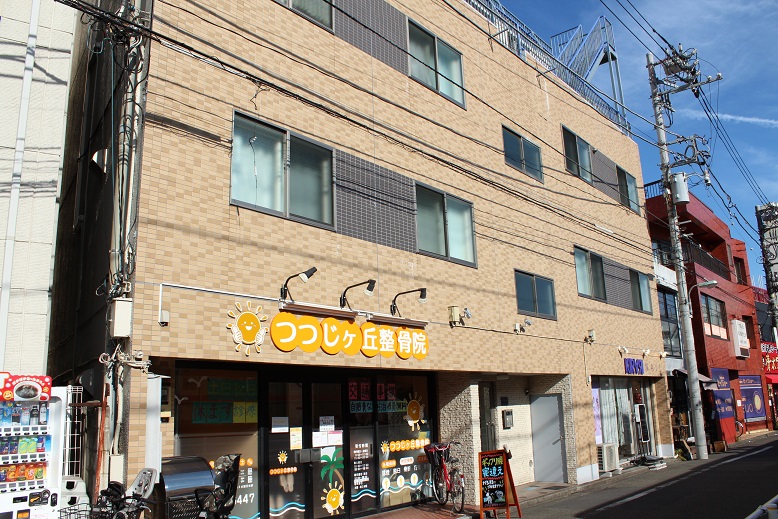 建物外観　エントランスはモニター付きオートロック