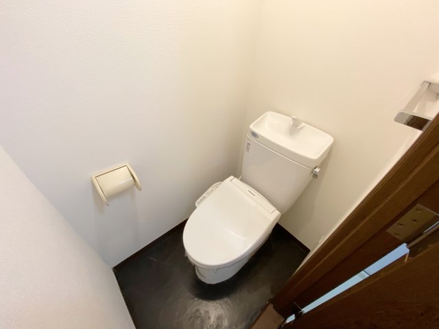 トイレ　別号室の参考写真です。