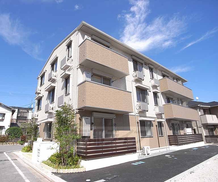 建物外観　伏見駅近の３階建てのハイツです。