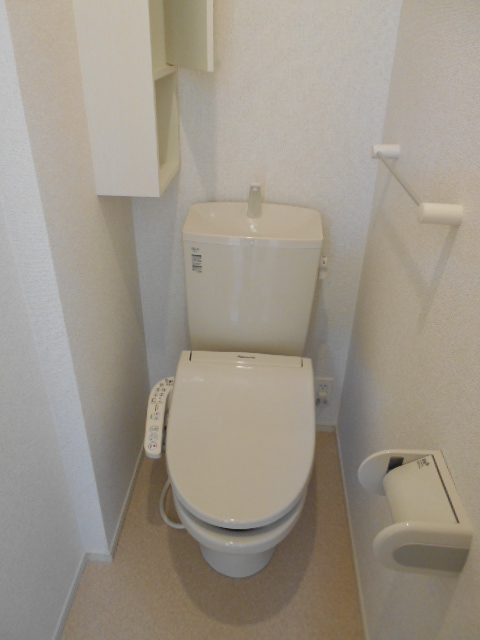 トイレ　温水洗浄便座完備・小物収納棚あり