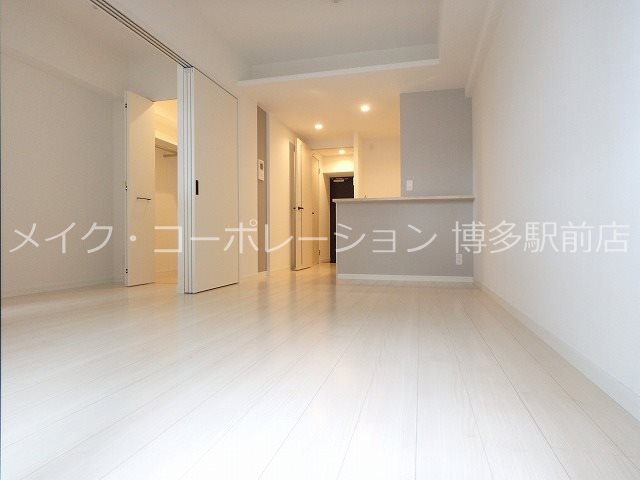 居室・リビング　※階数でキッチン・建具・扉・フローリングの色は違います