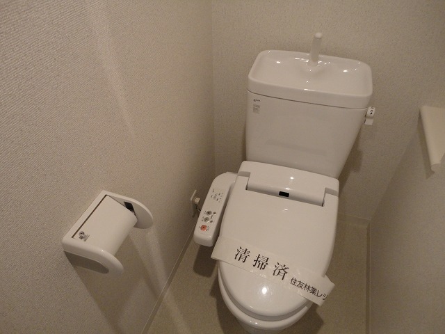 トイレ　ウォシュレット付きで清潔感が御座います。
