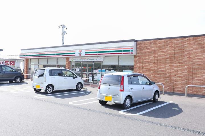 コンビニ　セブンイレブン（コンビニ）まで1072m