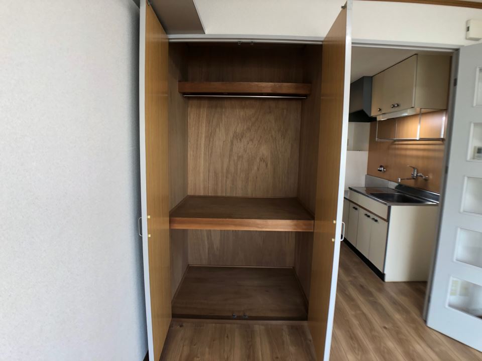 収納　ハンガーパイプ付きの収納です