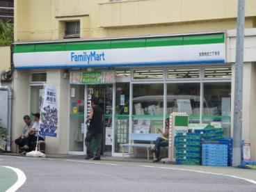 コンビニ　ファミリーマート文京向丘二丁目店（コンビニ）まで371m