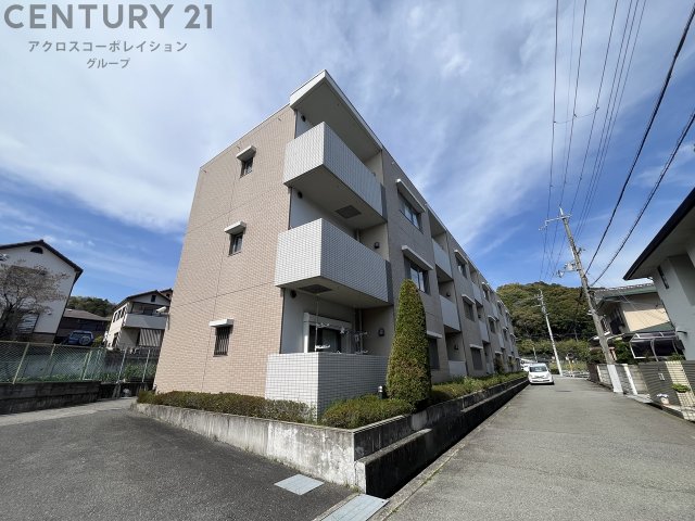 建物外観　オートロックで外部の人間が簡単に出入りできないため安心です。