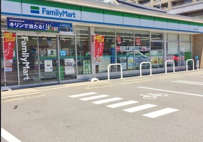 コンビニ　ファミリーマート 浜田三丁目店（コンビニ）まで377m