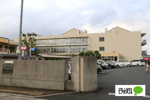 小学校　松江市立母衣小学校（小学校）まで580m