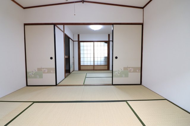 その他部屋・スペース　落ち着いた色調の寝室です