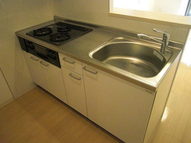 キッチン　３口ガスシステムキッチン　対面式