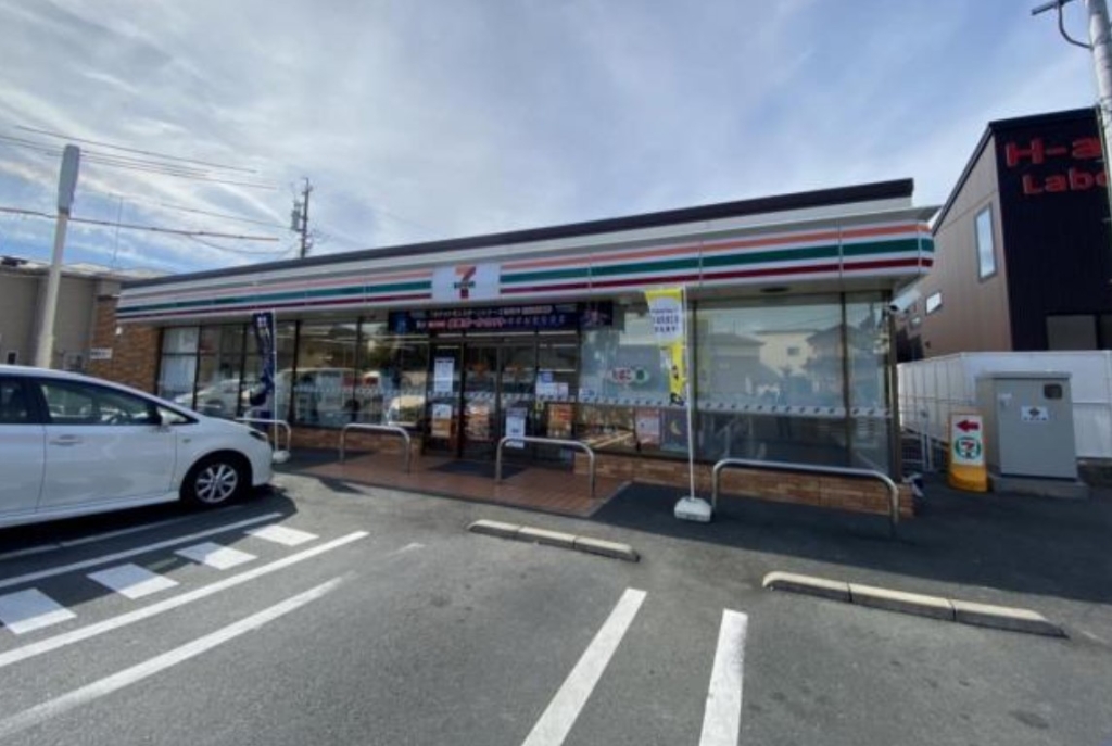 コンビニ　セブンイレブン 浜松芳川店（コンビニ）まで439m