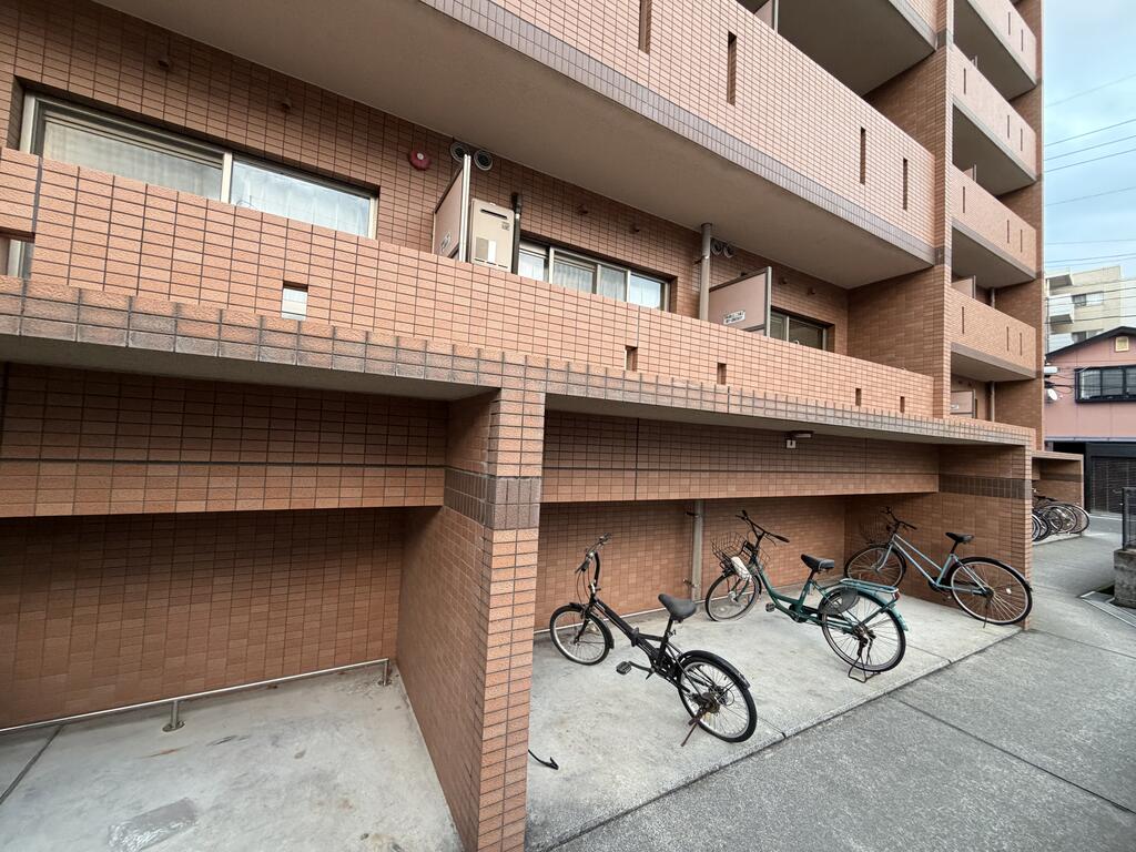 その他共有部分　屋根付き駐輪場スペースは大型バイクも駐車無料です。